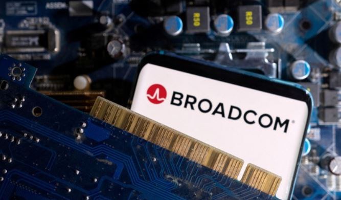 브로드컴 로고와 PCB